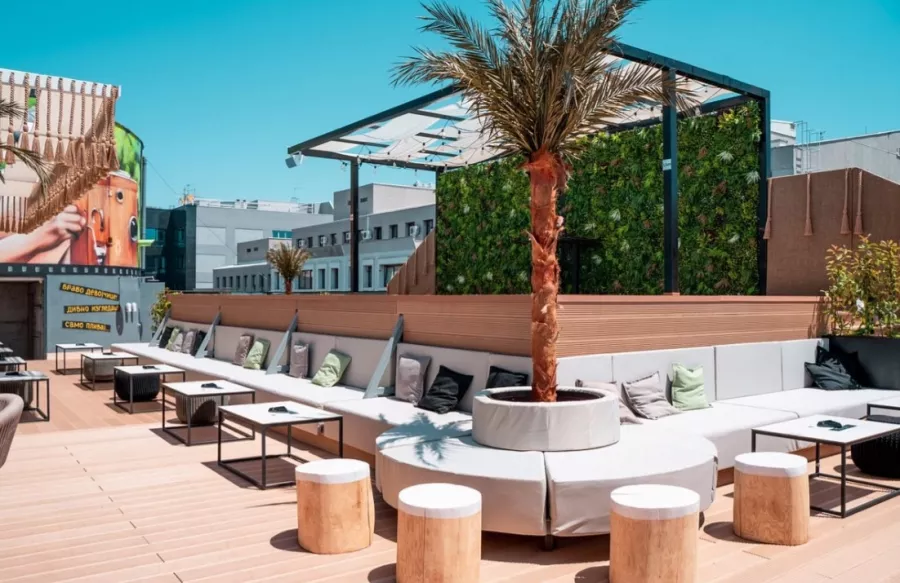 Skyfall - Rooftop Pool & Lounge в Белграде: Бассейн, Высотка, Гостиная, Напитки,