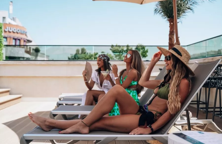 Skyfall - Rooftop Pool & Lounge в Белграде: Бассейн, Высотка, Гостиная, Напитки,