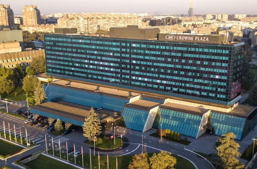 Crowne Plaza Belgrade в Белграде: Отель, Путешествие, Чилим, Спортзал, Бассейн, Ресторан,