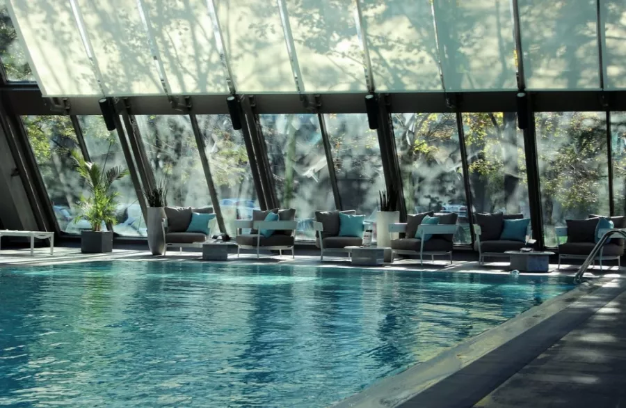Crowne Plaza Belgrade в Белграде: Отель, Путешествие, Чилим, Спортзал, Бассейн, Ресторан,