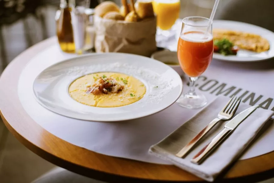 Comunale Caffe e Cucina в Белграде: Кафе, Покушать, Чилим, Пицца, Барбекю,