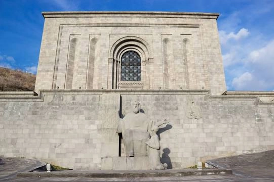 Исследовательский институт древних рукописей Matenadaran в Ереване: Экскурсия, Университеты, История, Литература, Музей,
