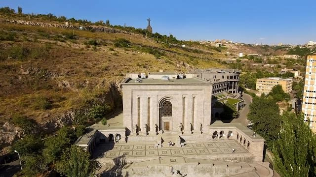 Исследовательский институт древних рукописей Matenadaran в Ереване: экскурсия, рукописи, история, литература, институт, Музей,
