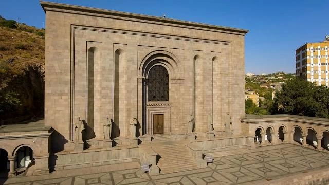 Исследовательский институт древних рукописей Matenadaran в Ереване: экскурсия, рукописи, история, литература, институт, Музей,