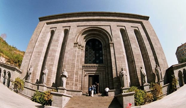 Исследовательский институт древних рукописей Matenadaran в Ереване: экскурсия, рукописи, история, литература, институт, Музей,