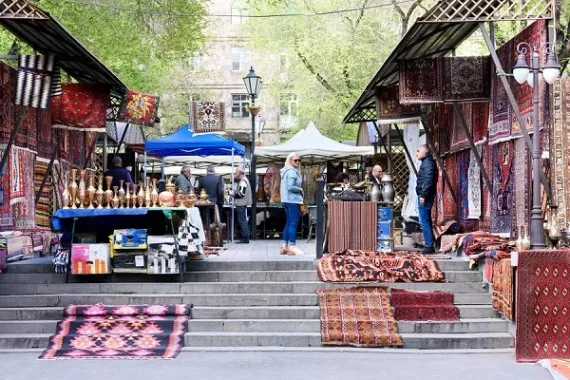 Вернисаж в Ереване.