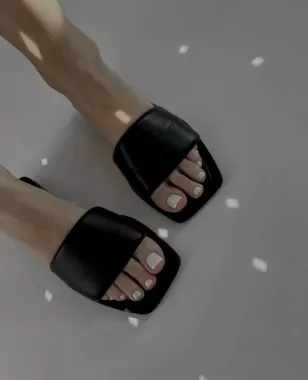 Студия маникюра "ALMA nail zone".