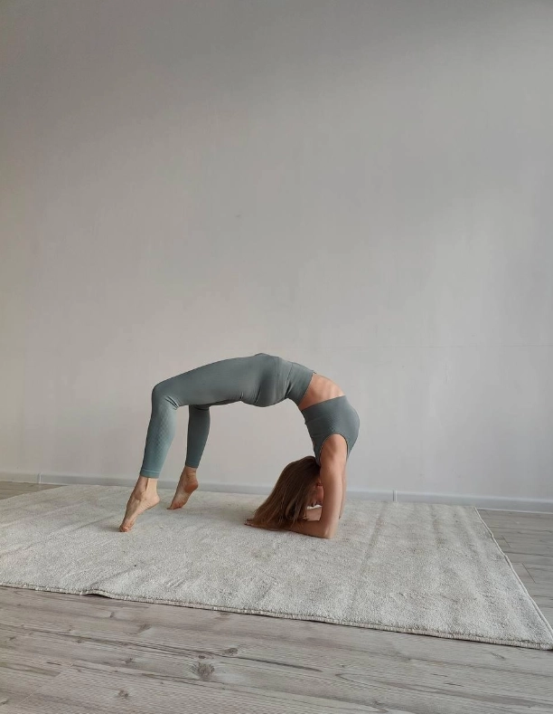 Студия осознанного фитнеса You stretch в Москве: Йога, Стретчинг, Танцы, Фитбол, Фитнес для детей, Персональный тренер, Цигун, TRX тренировки, Дэнсхолл, Контемп, Стрип-пластика, Хип-хоп, Свадебный танец, Хатха,