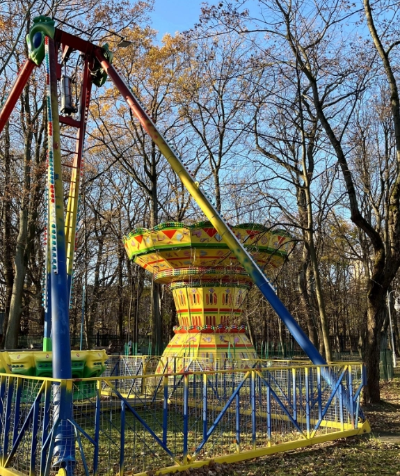 Парк Юность в Калининграде: Детские площадки, Весельные лодки, Катамараны, Батуты, Карусели, Колесо обозрения, Прокат коньков, Крытый каток, Верёвочный парк, Пруд,