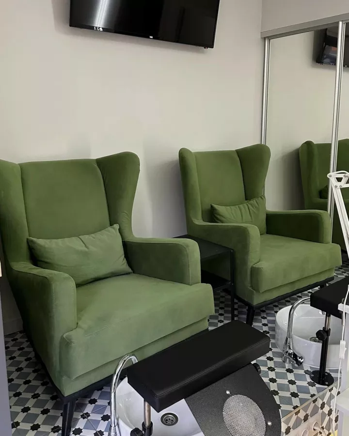 Салон красоты VERDE в Калининграде: Детская стрижка, Химзавивка волос, Биозавивка, Перманентный макияж, Детский маникюр, Наращивание гелем, Аппаратный маникюр, Педикюр, Мужской маникюр, Плетение кос,