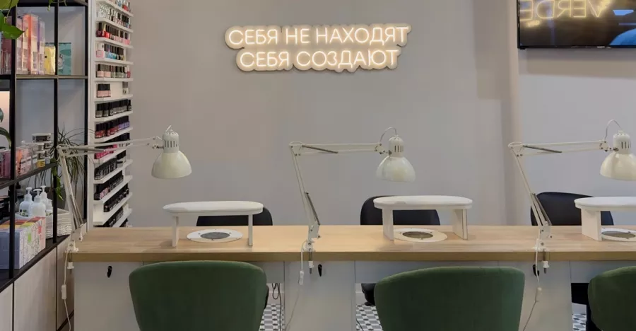 Салон красоты VERDE в Калининграде: Детская стрижка, Химзавивка волос, Биозавивка, Перманентный макияж, Детский маникюр, Наращивание гелем, Аппаратный маникюр, Педикюр, Мужской маникюр, Плетение кос,