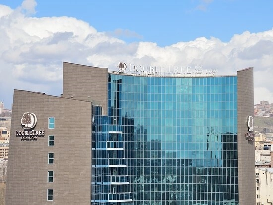 Отель DoubleTree by Hilton Yerevan City Centre в Ереване: центр города, Ресторан, Спа-зона, Отель, Чилим,