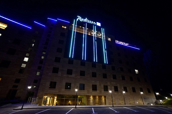 Отель Radisson Blu Hotel в Ереване: современный стиль, подземный паркинг, лобби-бар, спа-центр, бассейн, джакузи, Тренажерный зал, Отель,