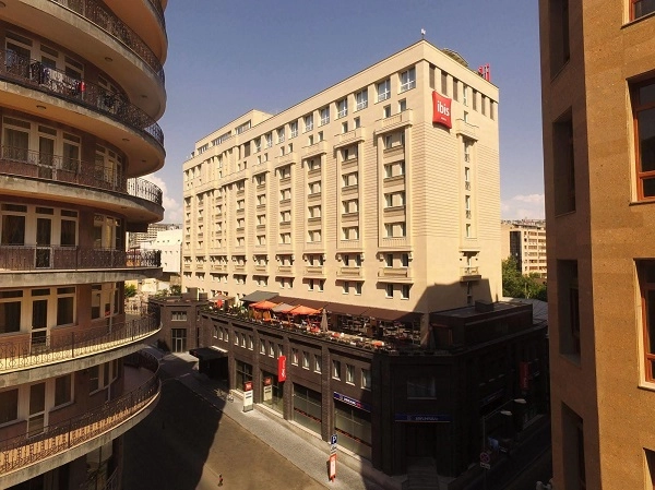 Отель Ibis Yerevan Center в Ереване: центр города, красочный бар, конференс-зал, Ресторан, Отель,