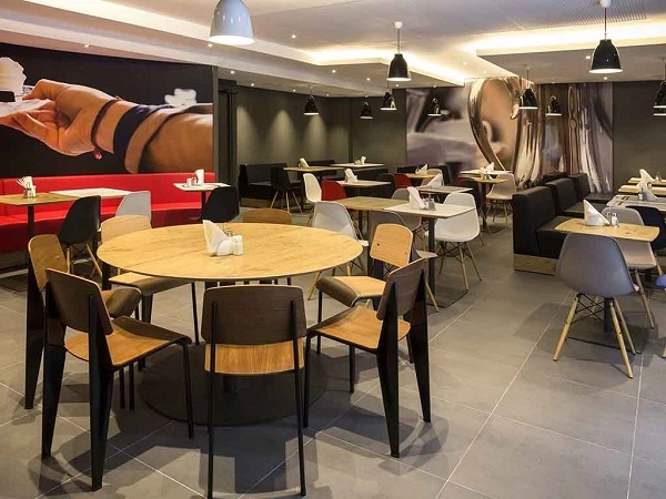 Отель Ibis Yerevan Center в Ереване: центр города, красочный бар, конференс-зал, Ресторан, Отель,