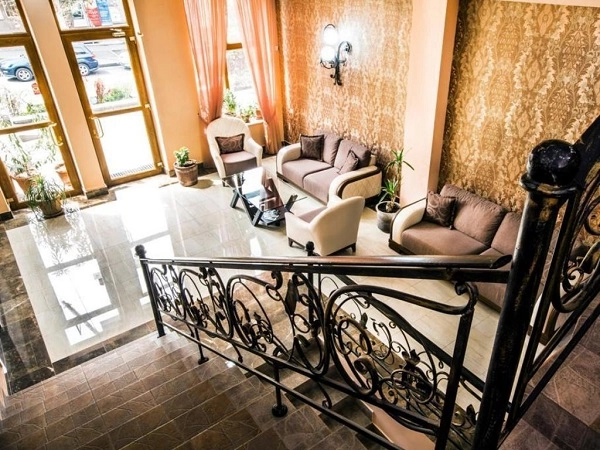 Отель Deluxe Hotel Yerevan в Ереване: лаунж-зона, барбекю, бассейн, Сауна, Зона отдыха, Отель,