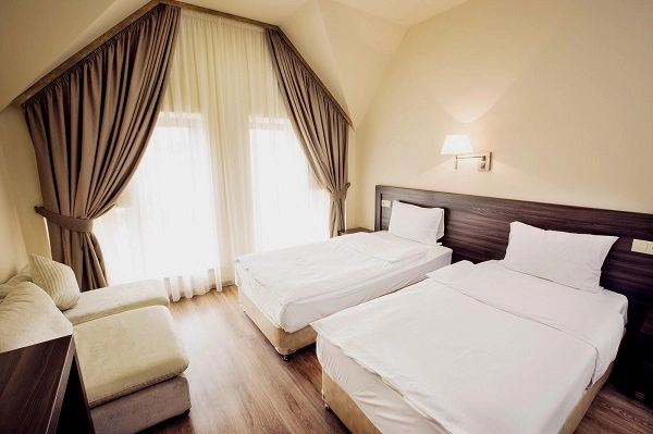 Отель Deluxe Hotel Yerevan в Ереване: лаунж-зона, барбекю, бассейн, Сауна, Зона отдыха, Отель,