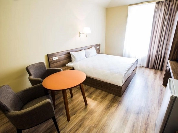 Отель Deluxe Hotel Yerevan в Ереване: лаунж-зона, барбекю, бассейн, Сауна, Зона отдыха, Отель,