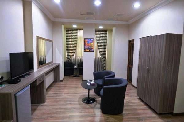 Отель Deluxe Hotel Yerevan в Ереване: лаунж-зона, барбекю, бассейн, Сауна, Зона отдыха, Отель,