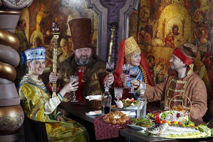 Тройка Ресторан в Санкт-Петербурге: Представления, Танцы, Ресторан, Шоу-балет, Русская кухня, Живая музыка,