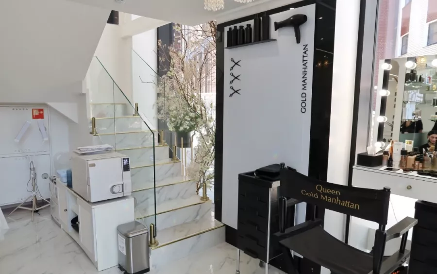 Салон красоты Gold Manhattan в Москве: Макияж, Брови, Ресницы, Депиляция, Маникюр, Стрижка, Окрашивание, Косметология,