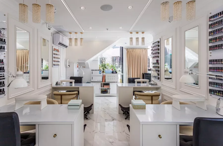 Салон красоты Gold Manhattan в Москве: Макияж, Брови, Ресницы, Депиляция, Маникюр, Стрижка, Окрашивание, Косметология,