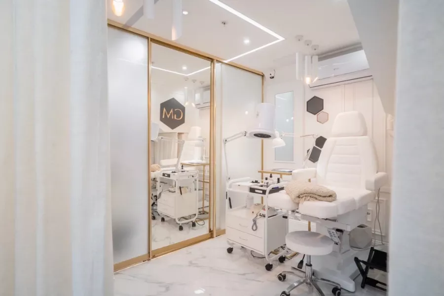 Салон красоты Gold Manhattan в Москве: Макияж, Брови, Ресницы, Депиляция, Маникюр, Стрижка, Окрашивание, Косметология,