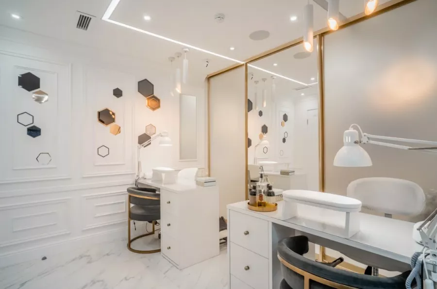 Салон красоты Gold Manhattan в Москве: Макияж, Брови, Ресницы, Депиляция, Маникюр, Стрижка, Окрашивание, Косметология,