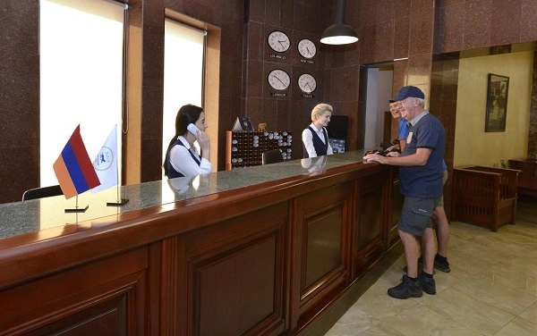Ani Central Inn - отель в Ереване в Ереване: автостоянка, конференс-зал, экскурсии, Ресторан, Отель, бассейн, Чилим,