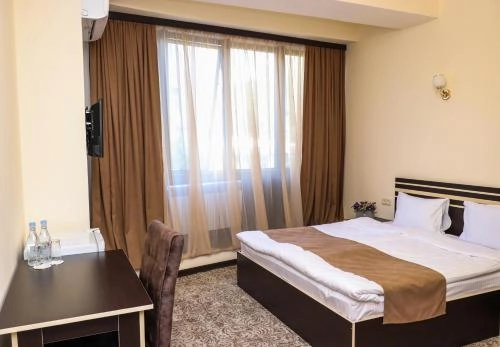 Отель Yerevan Centre Hotel в Ереване: телезал, комфорт, автостоянка, Ресторан, Отель, Чилим,