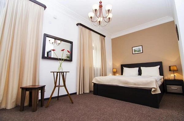 Отель Yerevan Centre Hotel в Ереване: телезал, комфорт, автостоянка, Ресторан, Отель, Чилим,