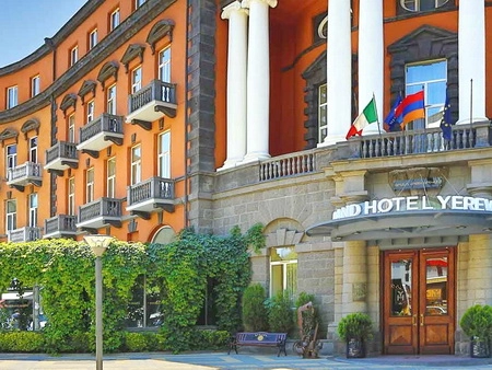Отель Grand Hotel Yerevan в Ереване: спа-центр, бассейн, Ресторан, Живая музыка, Бар, Тренажерный зал, Отель, Чилим,