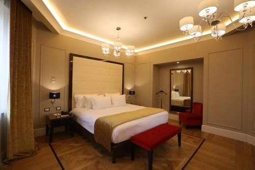 Отель Grand Hotel Yerevan в Ереване: спа-центр, бассейн, Ресторан, Живая музыка, Бар, Тренажерный зал, Отель, Чилим,