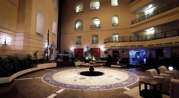 Отель Grand Hotel Yerevan в Ереване: спа-центр, бассейн, Ресторан, Живая музыка, Бар, Тренажерный зал, Отель, Чилим,