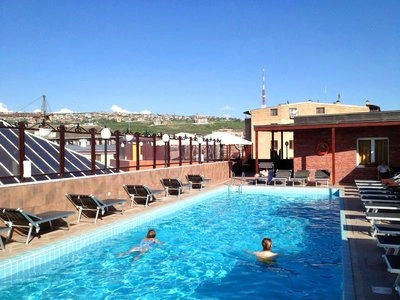 Отель Grand Hotel Yerevan в Ереване: спа-центр, бассейн, Ресторан, Живая музыка, Бар, Тренажерный зал, Отель, Чилим,