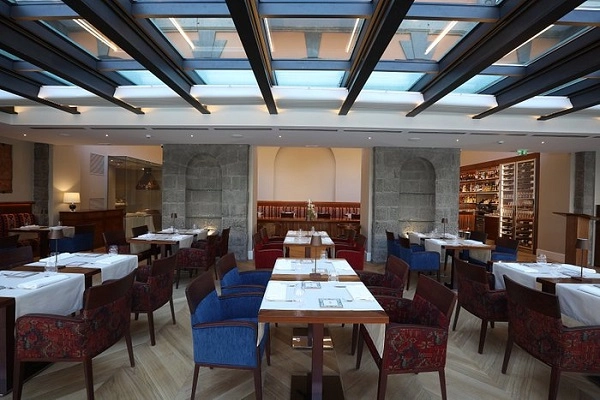 Отель Grand Hotel Yerevan в Ереване: спа-центр, бассейн, Ресторан, Живая музыка, Бар, Тренажерный зал, Отель, Чилим,