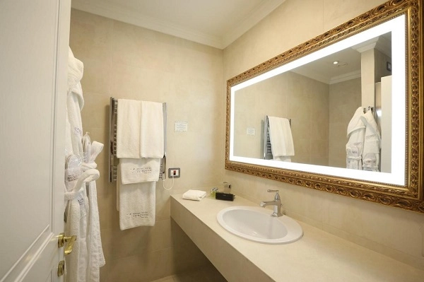 Отель Grand Hotel Yerevan в Ереване: спа-центр, бассейн, Ресторан, Живая музыка, Бар, Тренажерный зал, Отель, Чилим,