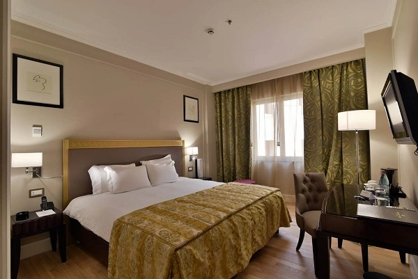 Отель Grand Hotel Yerevan в Ереване: спа-центр, бассейн, Ресторан, Живая музыка, Бар, Тренажерный зал, Отель, Чилим,