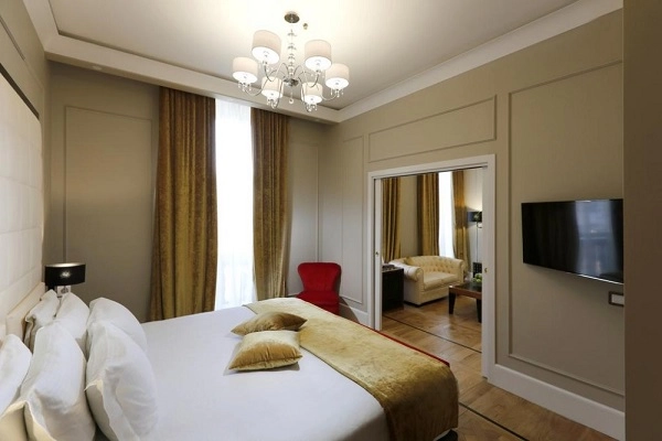 Отель Grand Hotel Yerevan в Ереване: спа-центр, бассейн, Ресторан, Живая музыка, Бар, Тренажерный зал, Отель, Чилим,