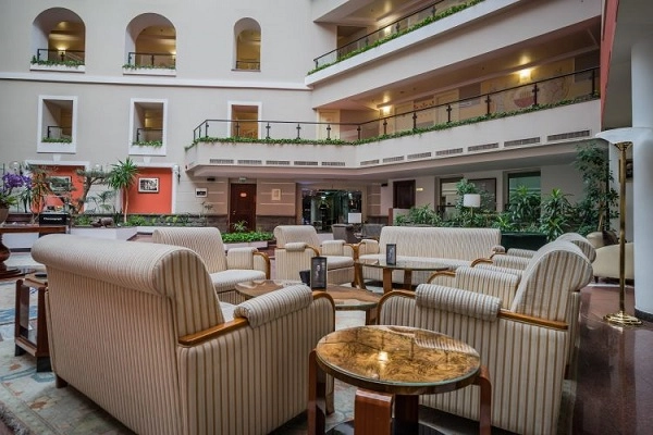 Отель Grand Hotel Yerevan в Ереване: спа-центр, бассейн, Ресторан, Живая музыка, Бар, Тренажерный зал, Отель, Чилим,