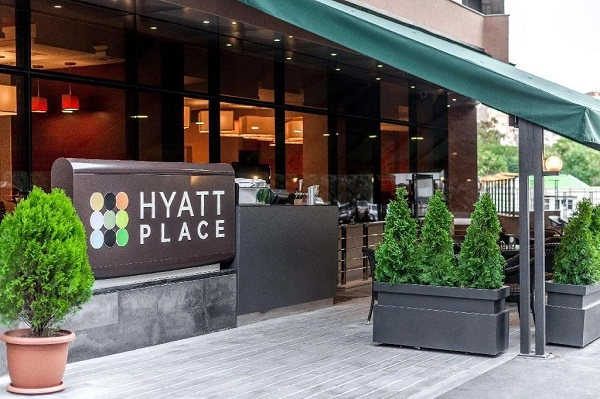 Отель Hyatt Place Yerevan в Ереване: летняя терраса, круглосуточные кафе, конференс-зал, центр города, Бар, Чилим, Тренажерный зал, Отель,