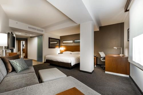 Отель Hyatt Place Yerevan в Ереване: летняя терраса, круглосуточные кафе, конференс-зал, центр города, Бар, Чилим, Тренажерный зал, Отель,