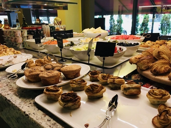 Отель Hyatt Place Yerevan в Ереване: летняя терраса, круглосуточные кафе, конференс-зал, центр города, Бар, Чилим, Тренажерный зал, Отель,