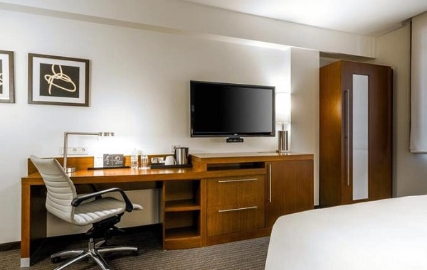 Отель Hyatt Place Yerevan в Ереване: летняя терраса, круглосуточные кафе, конференс-зал, центр города, Бар, Чилим, Тренажерный зал, Отель,
