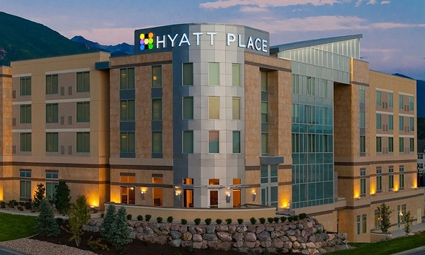 Отель Hyatt Place Yerevan в Ереване: летняя терраса, круглосуточные кафе, конференс-зал, центр города, Бар, Чилим, Тренажерный зал, Отель,