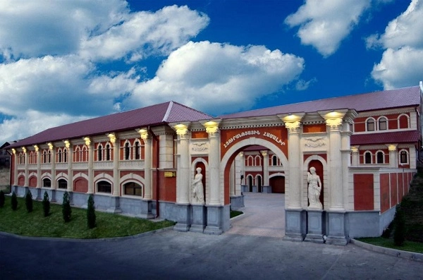 Hotel Roma - отель в Ереване в Ереване: комфорт, услуги трансфера, прачечная, бизнес-центр, Чилим, Отель,