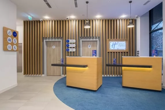 "Holiday Inn Express" - гостиница.