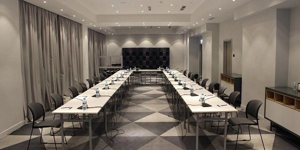 Holiday Inn Express - гостиница в Ереване: бизнес-центр, шведский стол, парковка, комфорт, конференс-зал, Бар, Отель,