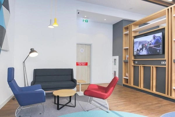 Holiday Inn Express - гостиница в Ереване: бизнес-центр, шведский стол, парковка, комфорт, конференс-зал, Бар, Отель,