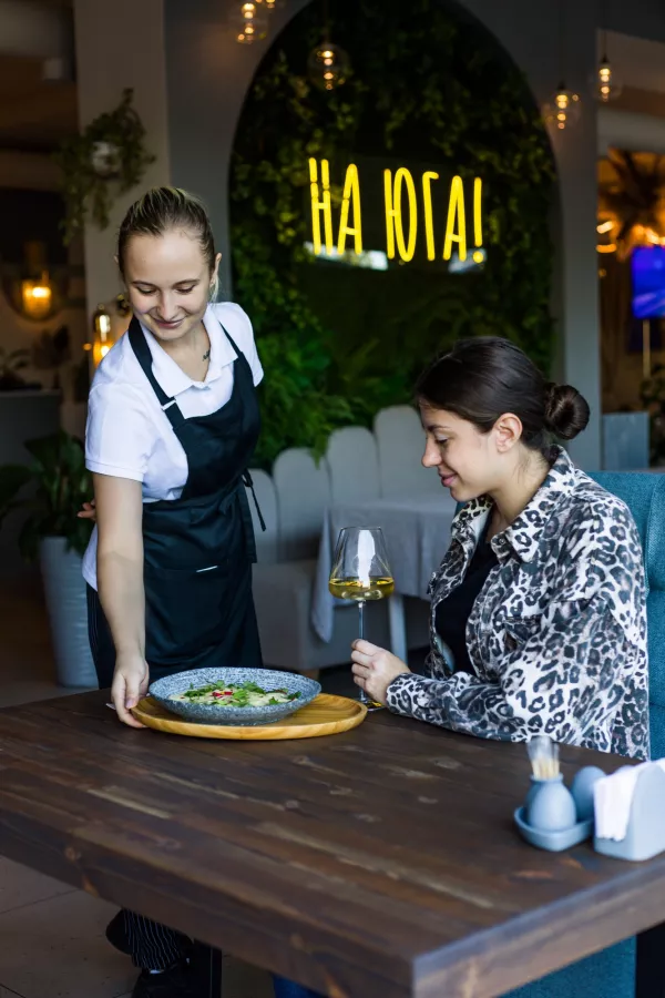 Кафе На юга! в Анапе: Разновидности кухни, Детское меню, Летняя терраса, Винная карта, Постное меню, Заказ навынос,
